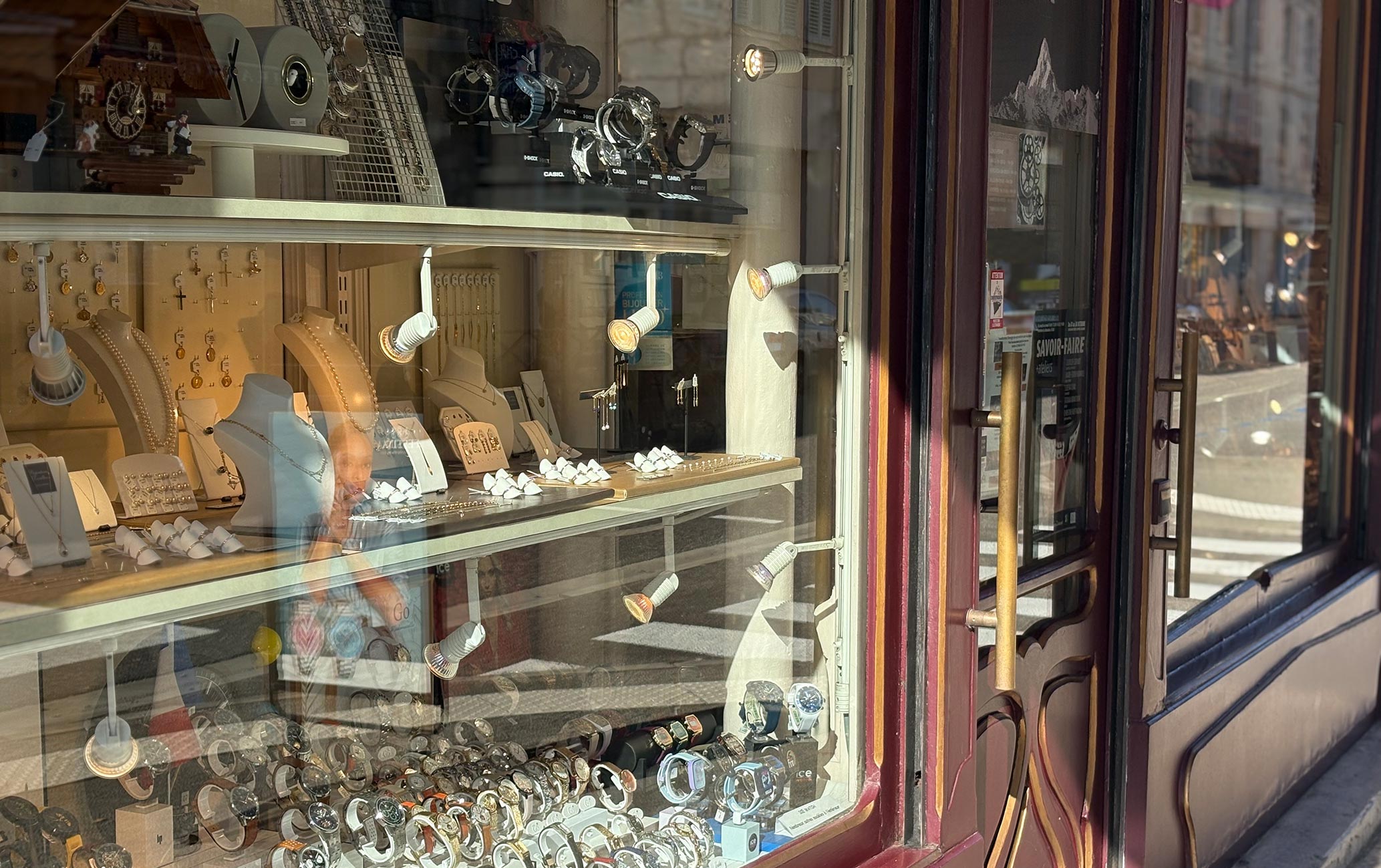 Vitrine extérieure gauche